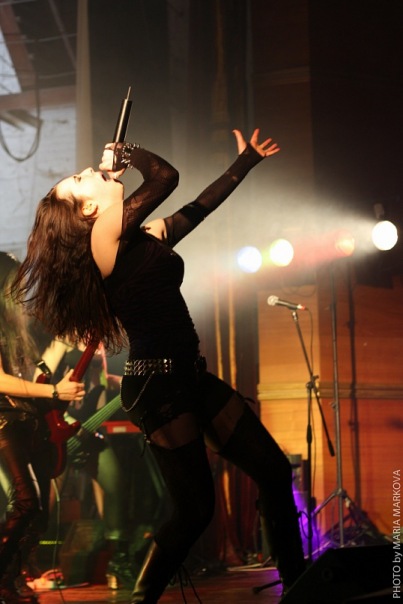 вокалистка Frantic Amber